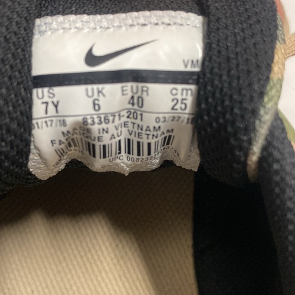 Nike Boys Shoes Green/Kakhi Camo, Whote Sole sz 7Y - Picture 2 of 8